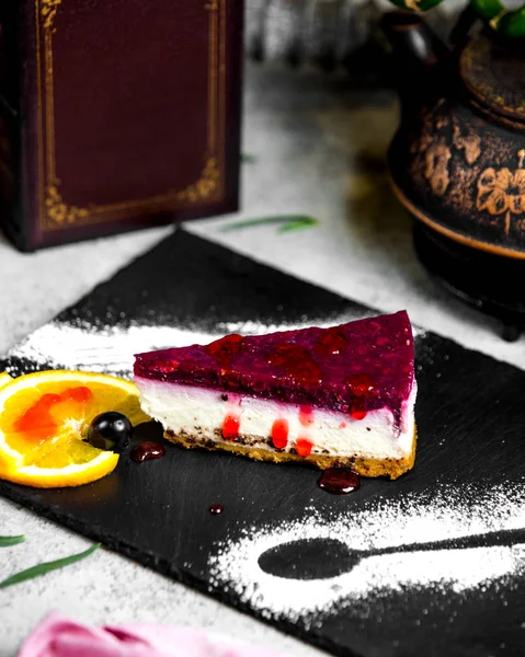 Portakal dilimli çilekli kek.