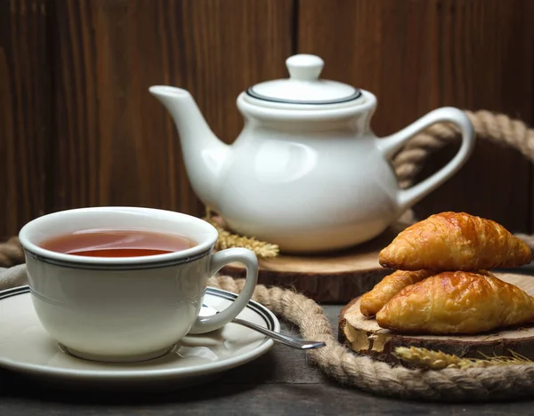Xícara de chá com sabor com doces folhados — Fotografia de Stock