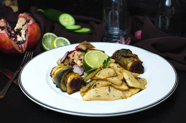 Patata frita y rollo de pescado relleno — Foto de Stock