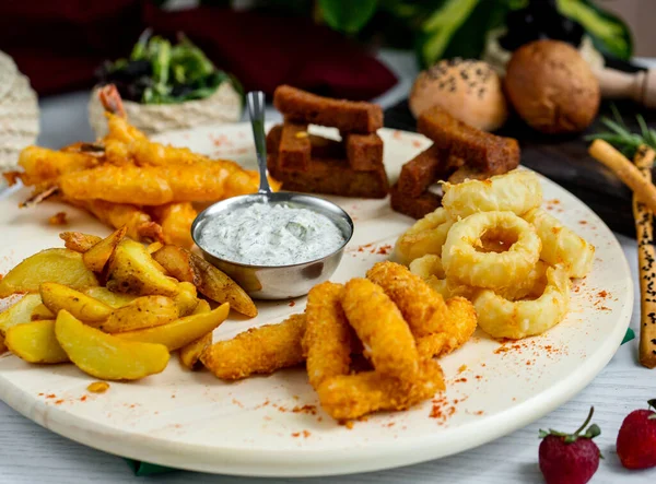 Bir tabak kızarmış kalamar, karides, domates ve tavuk kroket ve sos. — Stok fotoğraf