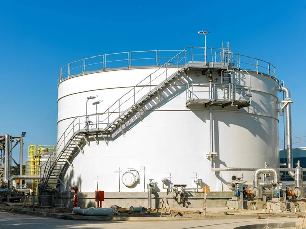 Tanque redondo de procesamiento de petróleo y gas — Foto de Stock