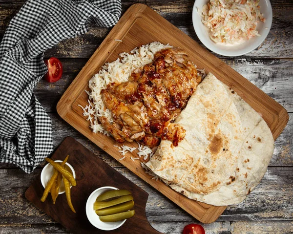 Doador de frango frito com arroz em tábua de madeira — Fotografia de Stock