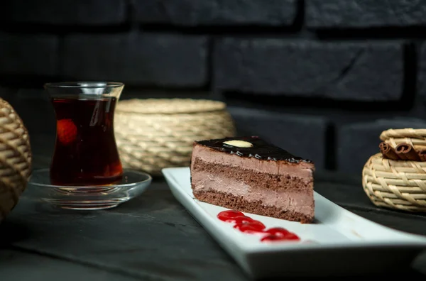 Pudding Schokolade Biskuitkuchen und Tasse heißen Tee — Stockfoto
