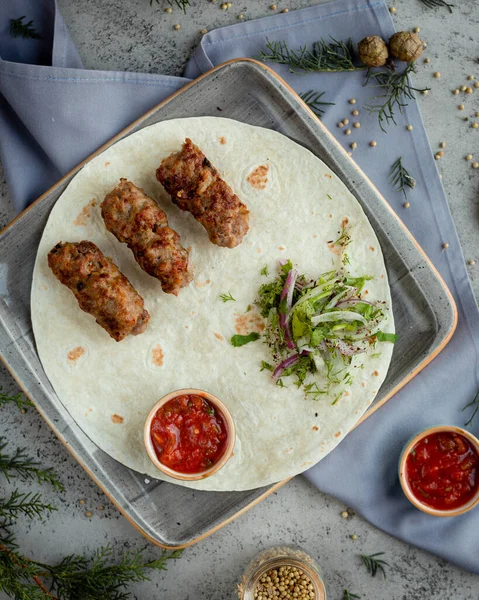 Lavaşlı, ketçaplı ve yeşillikli lula kebabı. — Stok fotoğraf