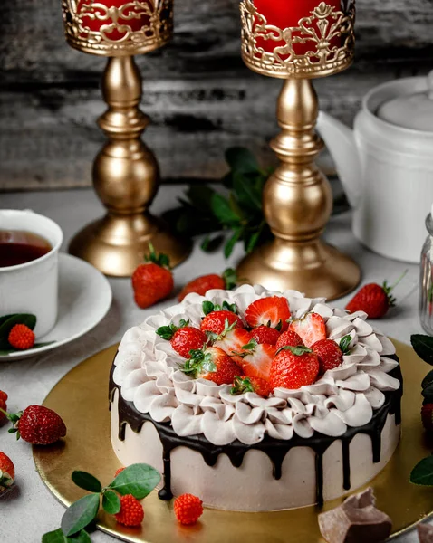 チョコレートディップケーキにストロベリースライス — ストック写真