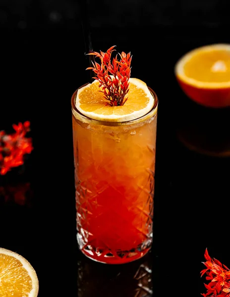 Cocktail fresco all'arancia con fetta di limone — Foto Stock