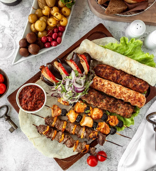 Vue Dessus Plateau Kebab Sur Brochettes Servi Avec Salade — Photo