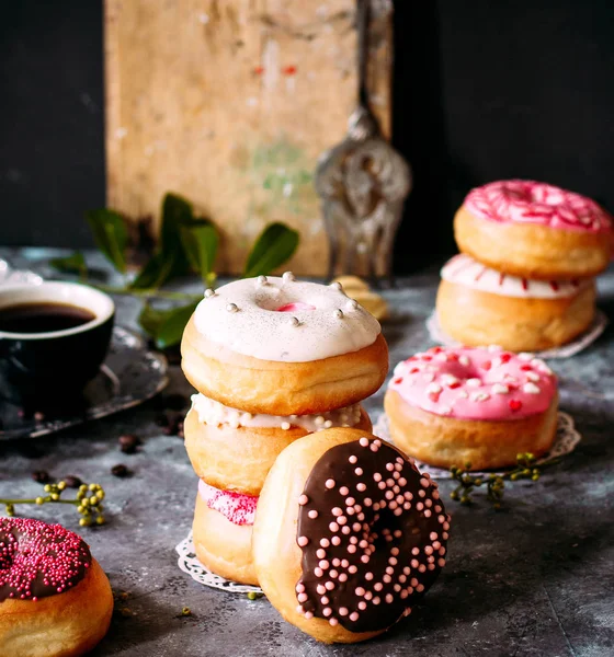 Ciambelle con vari condimenti e caffè — Foto Stock