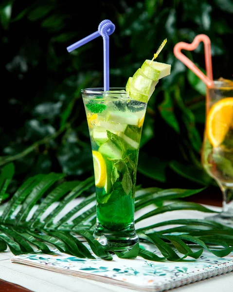 Mojito cocktail with apple slices on top — Stock Photo, Image