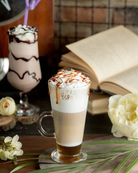캐러멜 시럽을 곁들인 크리미한 커피 — 스톡 사진