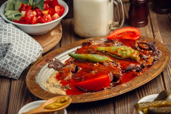 Dünn geschnittenes Lamm mit Tomatensauce, auf gegrillter Aubergine — Stockfoto
