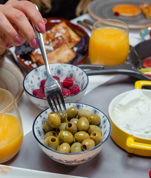 Schalen mit Oliven- und Himbeersaft und Pfannkuchen — Stockfoto