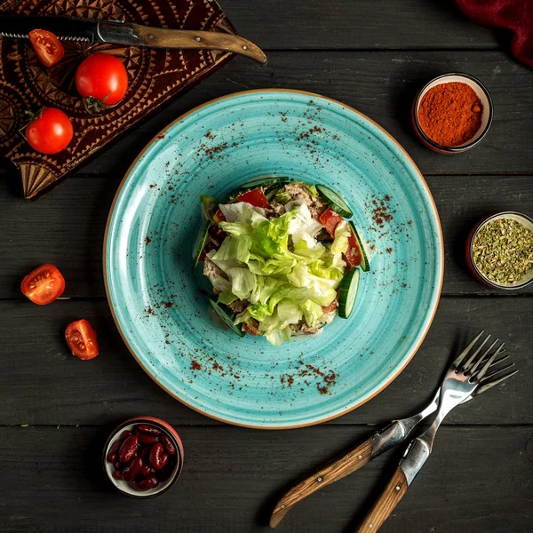 Tonfisk sallad på bordet ovanifrån — Stockfoto