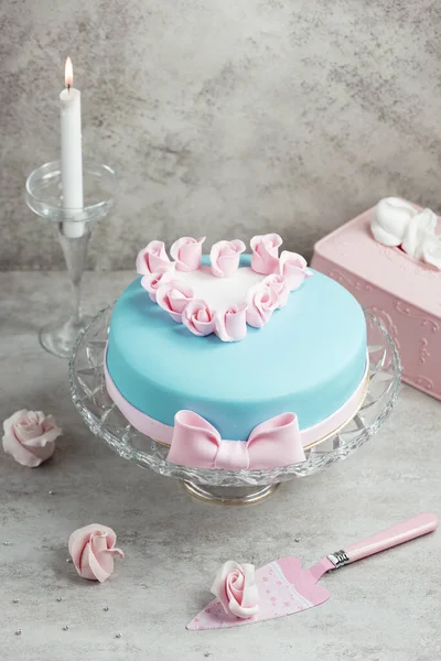 Pastel decorado con masilla y rosas _ —  Fotos de Stock