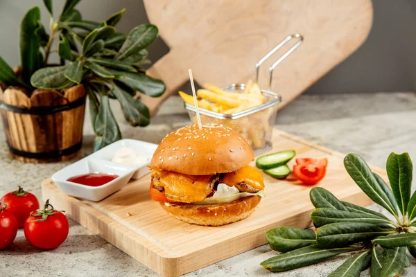 Çedar salatalı tavuk burger ve domates.