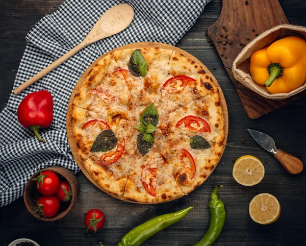 Vista superior de la deliciosa pizza margarita fondo de madera oscura — Foto de Stock
