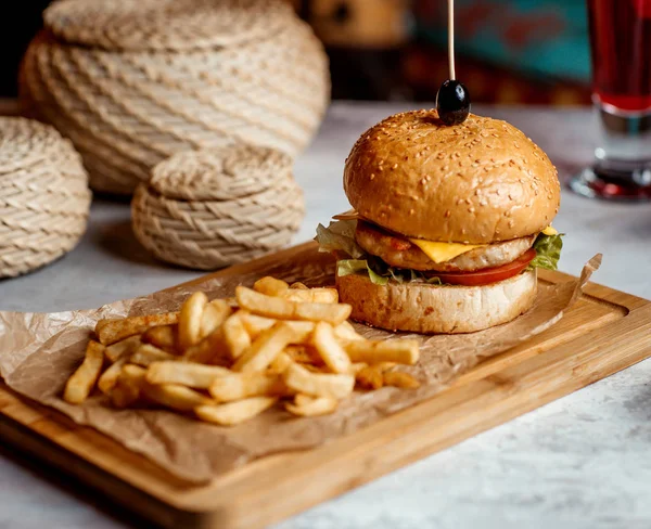 Mini kyckling hamburgare serveras med pommes frites — Stockfoto