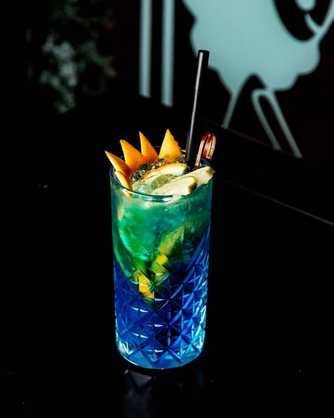 Blue cocktail with sliced fruits inside — Stock Photo, Image