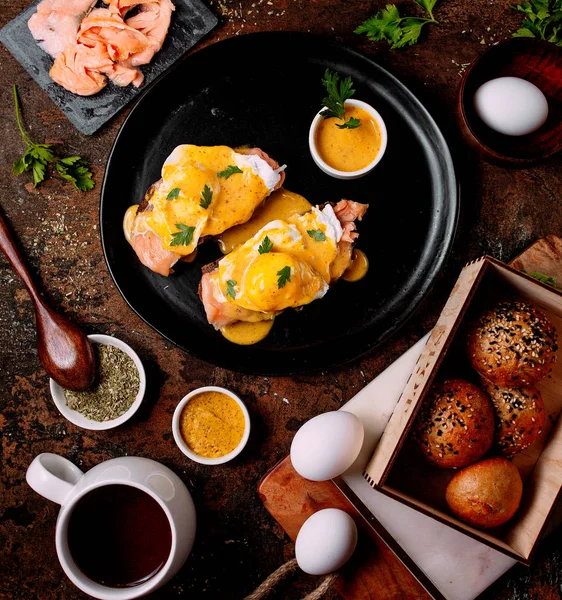 Carne cubierta con salsa y algunos huevos — Foto de Stock
