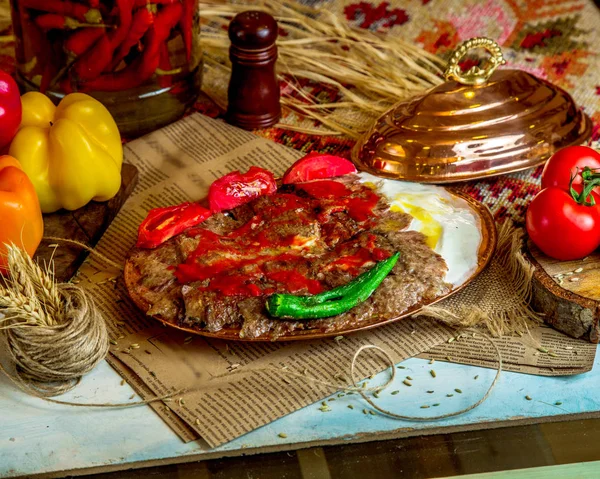 Un plato de kebab de cordero turco servido con yogur a la parrilla de tomate y pimienta — Foto de Stock