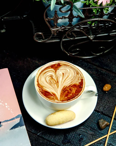 Eine Tasse Kaffee mit letzterer Kunst in Herzform — Stockfoto