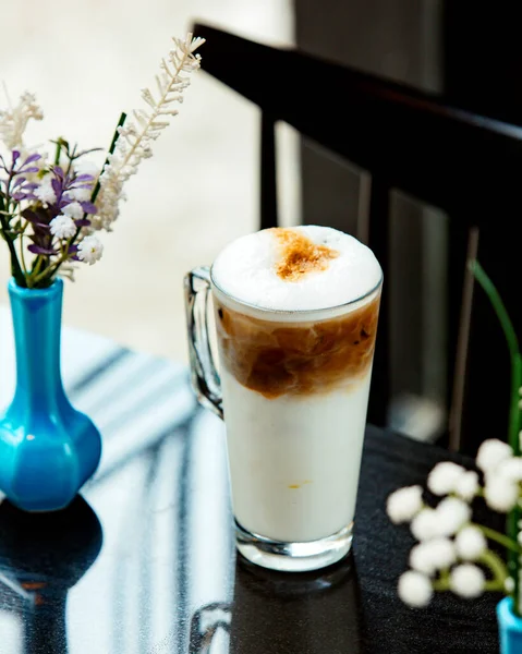 Karamell-Latte auf dem Tisch — Stockfoto