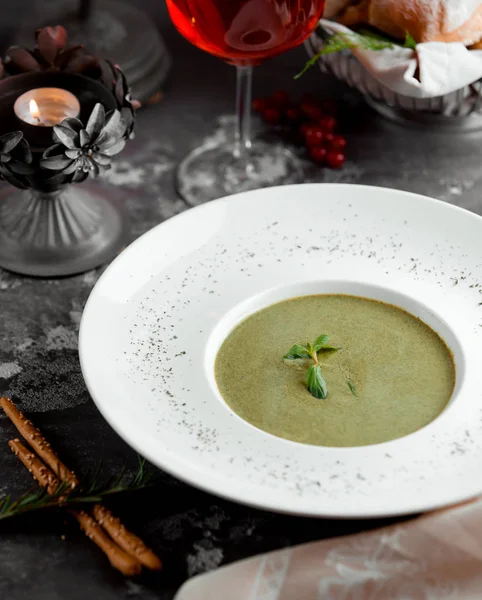 Supă de broccoli pură pe masă — Fotografie, imagine de stoc