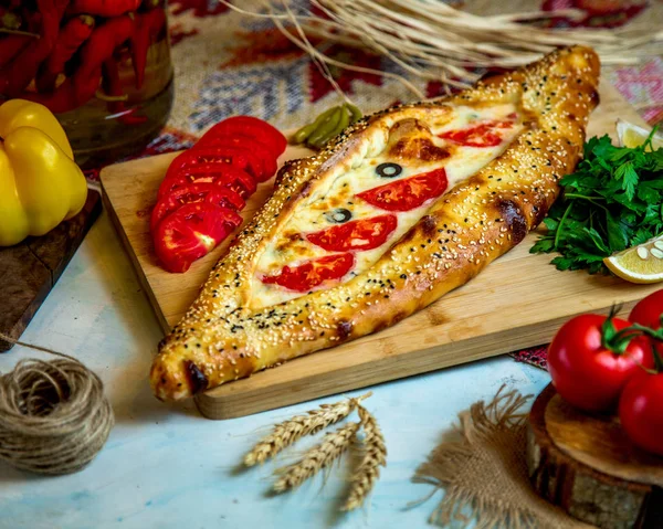Piekarnia wypełniona serem i pomidorami — Zdjęcie stockowe