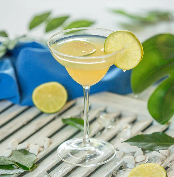 Citroencocktail op tafel — Stockfoto