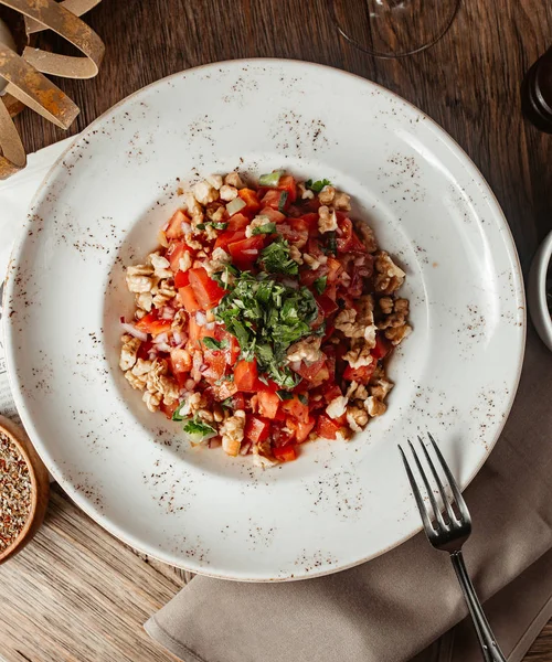 Tomatensalat mit Zwiebeln Sellerie Walnuss und roter Paprika — Stockfoto