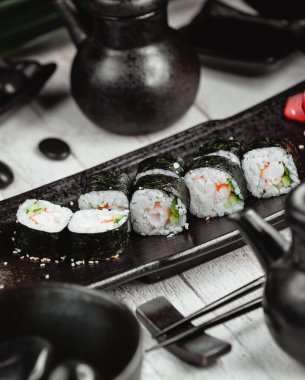 Masada siyah suşi var.