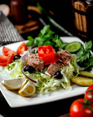 Taze sebzeli ton balığı salatası.