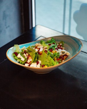 Peynirli ve nar soslu sebze salatası.