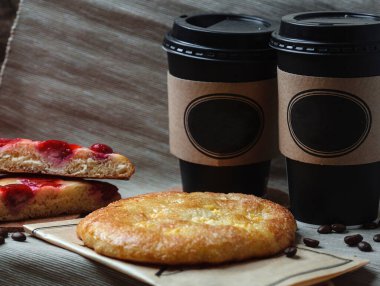 Kahve için kek ve fincanlar