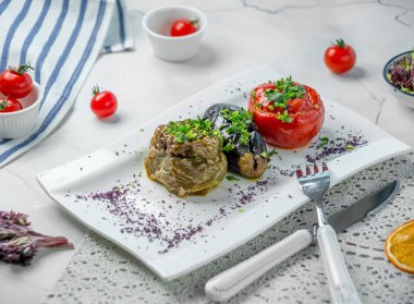 Domatesli patlıcan dolma ve dolma.