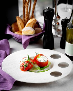 Soslu domates ve sebze.