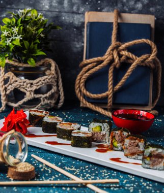 Ton balıklı nori suşi ve soslu salatalık.