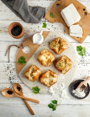 Dilimlenmiş beyaz peynirli mini güveç.