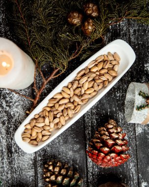 Uzun tabakta kızartılmış fıstık.