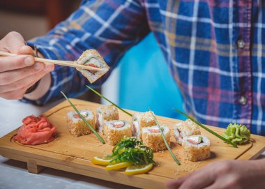 Masada zencefilli ve wasabi soslu balık suşisi