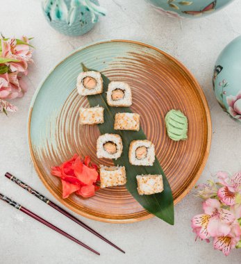 Zencefil ve wasabi 4 ile kızarmış suşi