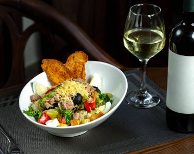 Ton balığı ve beyaz şaraplı sezar salatası.