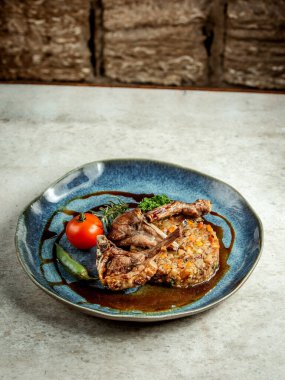 Kızarmış kaburga ve patlıcan havyarı.