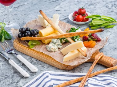 Peynir tabağı masanın üzerine