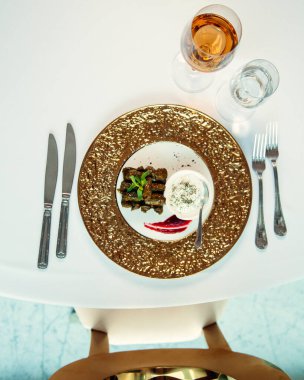 Dolma ile ekşi krema