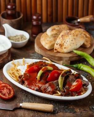Kızarmış et, sebzeli domates ezmesi.