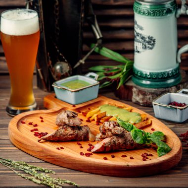 Tahtada böğürtlenli kızarmış et.