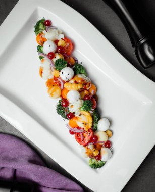 Mozarella manzaralı taze sebze salatası.