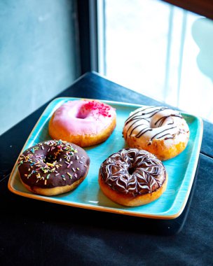 Masanın üzerine taze çörek