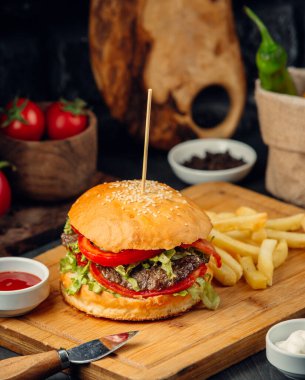 Kızarmış patates ve ketçaplı sığır burger.